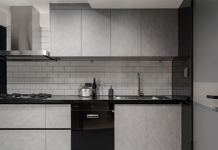 不想厨房墙面满是油腻污渍，选用这4种好清理又耐看的材质